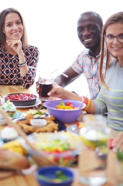 Účastníci kurzu pri jedle